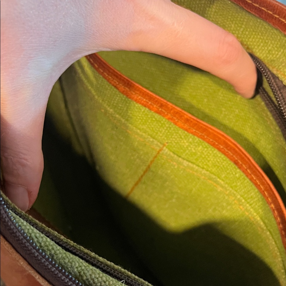 Vintage Tan Leather Crossbody Bag - Picture 8 of 9